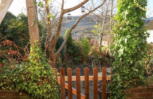 Pentre House | Hillside Holiday Cottage