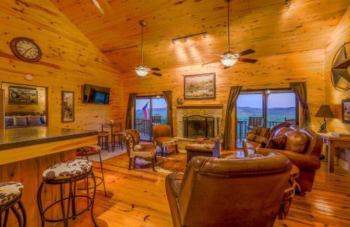 Concan House | Hilltop Concan Cabin with Garner State Park Views!