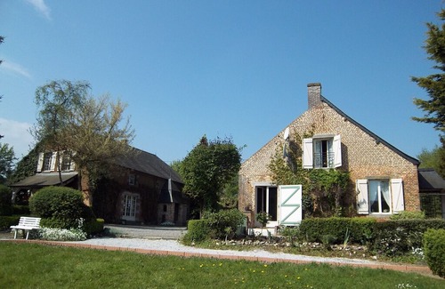 Englancourt Apartment | Hilltop Cottage in Englancourt with Garden