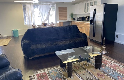 Malibu Cottage | Hilltop Creative artists paradise day art studio (casting-production-recording)