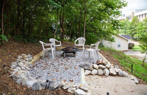 London Apartment | Hilltop Hideaway - 3BDR in Downtown London, KY