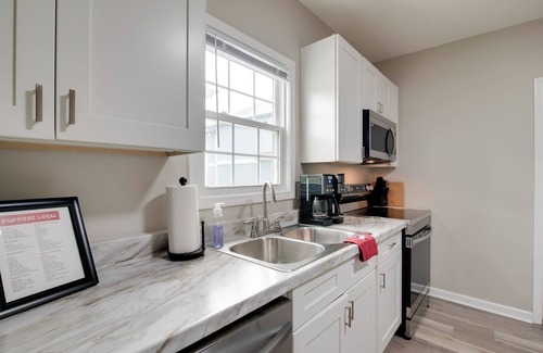 Bowling Green Cottage | Hilltopper Convenience: Modern Duplex Near WKU