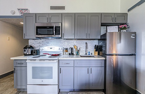 Hilo Apartment | Hilo Studio with pool and balcony 5 minutes from airport