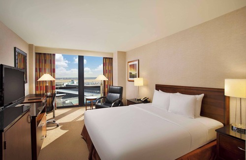O'Hare Hotel | Hilton Chicago O'Hare Airport
