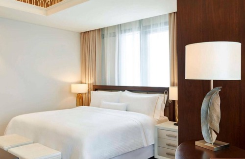 Business Bay Hotel | Hilton Dubai Al Habtoor City Junior Suite Room