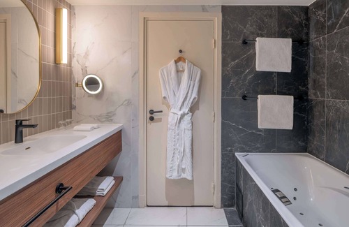 Puteaux Hotel | Hilton Paris La Defense Hotel