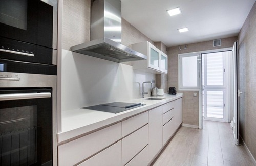 La Maternitat i Sant Ramon Apartment | Hip Les Corts 3BR w/Swimming Pool & Parking, by Blueground