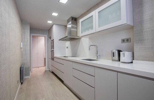 La Maternitat i Sant Ramon Apartment | Hip Les Corts 3BR w/Swimming Pool & Parking, by Blueground