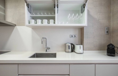 La Maternitat i Sant Ramon Apartment | Hip Les Corts 3BR w/Swimming Pool & Parking, by Blueground