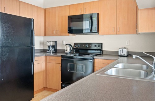 South San Francisco Apartment | Hip South SF 1BR w/ W/D, Gym, Pool, next to BART & TJ, by Blueground