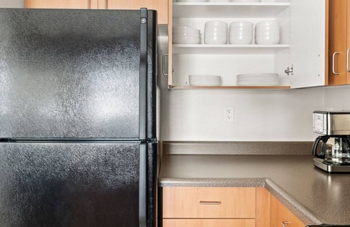 South San Francisco Apartment | Hip South SF 1BR w/ W/D, Gym, Pool, next to BART & TJ, by Blueground