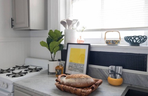 Newtonville Apartment | Hist. Troy River acc. Modern Apt