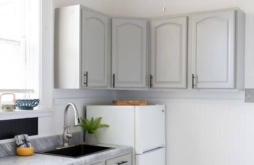 Newtonville Apartment | Hist. Troy River acc. Modern Apt