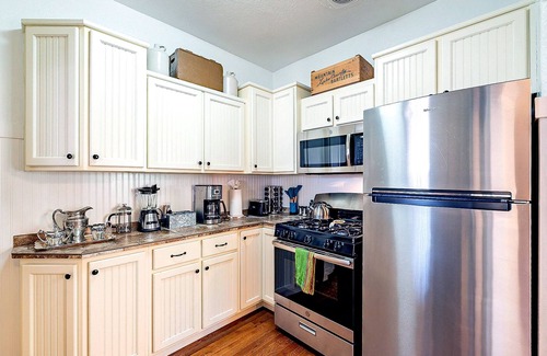 Sam Hughes House | Historic 3BD/2BA Bungalow Steps From the UA w/Yard - Low Summer Rates! 🏡