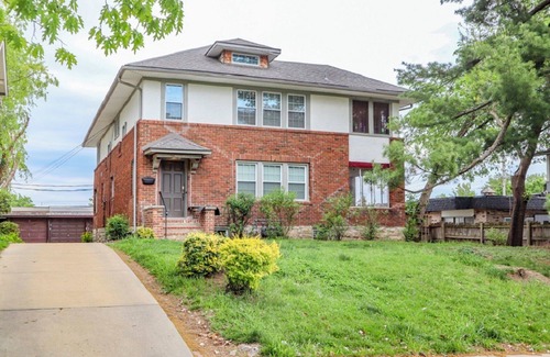 Kansas City House | Historic 6-Bed Duplex | Streetcar | Walk to Whole Foods Loose Park UMKC