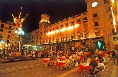 Alicante City Centre Apartment | Historic apartment with views of the Basilica of Santa Maria and 2 min. from sea