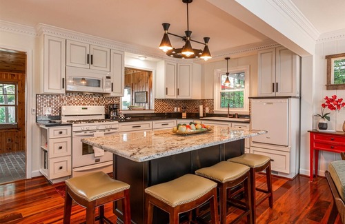 West Side Historic District House | Historic Blythe Cottage in Downtown Hendersonville