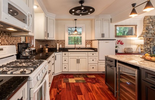 West Side Historic District House | Historic Blythe Cottage in Downtown Hendersonville