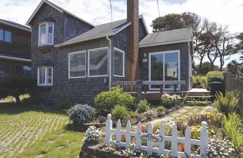 Downtown Cannon Beach House | Historic Cannon Beach Home - 50 Steps From The Sand - West Presidential Streets
