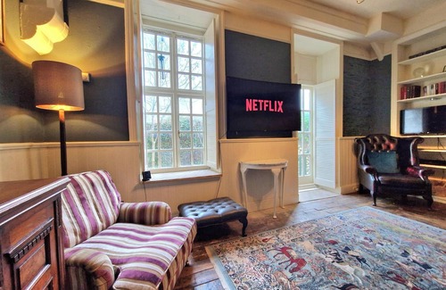 Adamsdown Apartment | Historic Cardiff centre couples retreat w/free parking