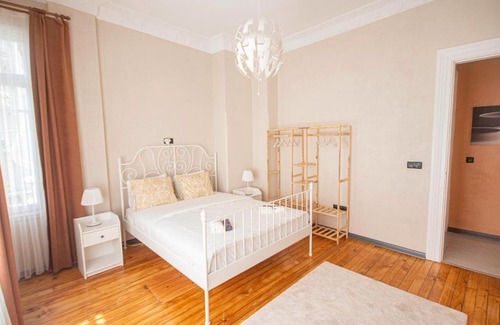 Cihangir Apartment | Historic Charming Apartment