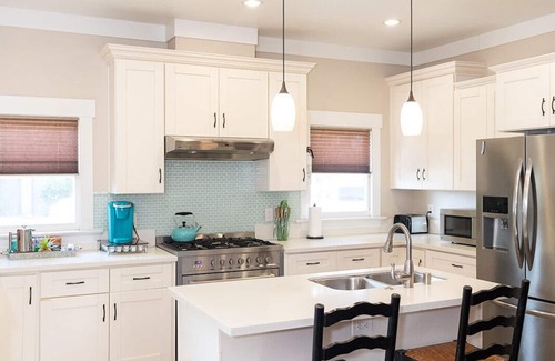 Anaheim Colony Historic District House | Historic craftsman, sleeps 9, 3br2.5ba, Disney 1mi
