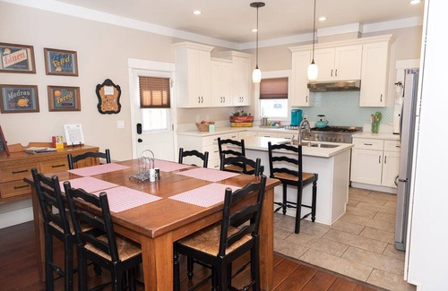 Anaheim Colony Historic District House | Historic craftsman, sleeps 9, 3br2.5ba, Disney 1mi