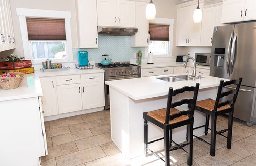 Anaheim Colony Historic District House | Historic craftsman, sleeps 9, 3br2.5ba, Disney 1mi