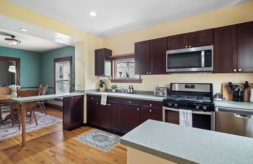Bedford Apartment | Historic District|Fully Stocked Kitchen|Coffee Bar|Sleeps 6