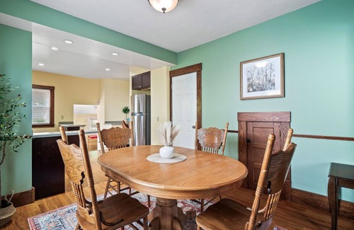 Bedford Apartment | Historic District|Fully Stocked Kitchen|Coffee Bar|Sleeps 6