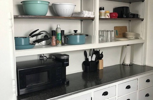 Two Rivers Apartment | Historic downtown upper loft. 6 blocks to the beach 🌊