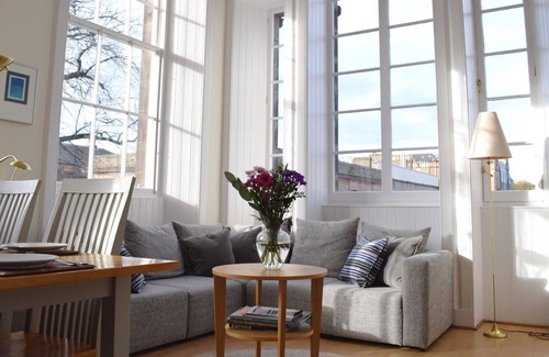 Newington House | Historic Edinburgh property transformed into a modern townhouse. Free parking.