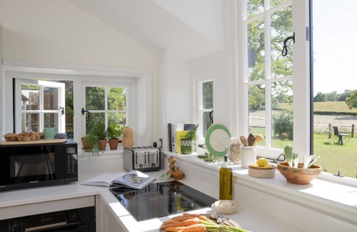 Plumpton Green Apartment | Historic Farmhouse Retreat |South Downs |Sleeps 8