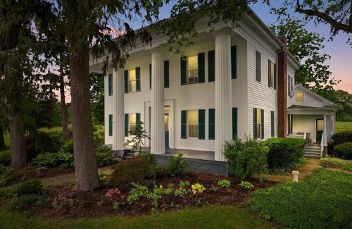 Trumansburg House | Historic FLX Colonial | 20 mins to Ithaca | Pond