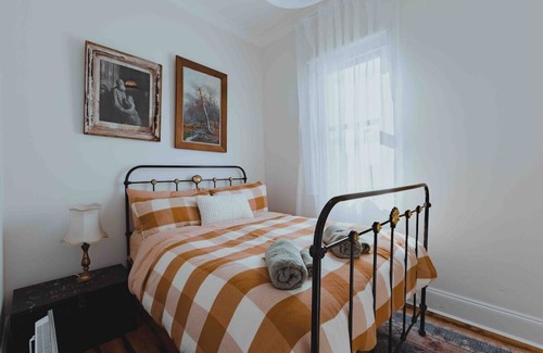 Beechworth Apartment | Historic Gammons Stunning Balcony Views Central