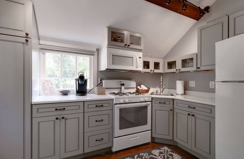 St. Charles Cottage | Historic headquarters of city founder! Gated parking!