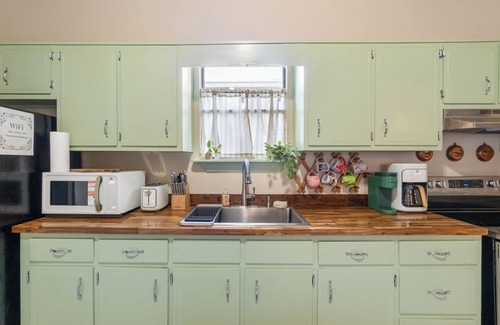 Southeast Pensacola House | Historic Home Near Downtown Pensacola - Only 8.8 Miles To The Beach!