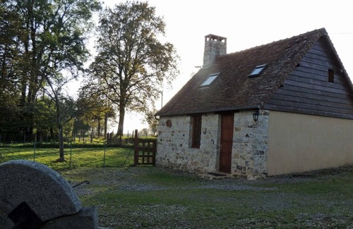 Champsecret Cottage | Historic house with enclosed garden, pets allowed, near forest