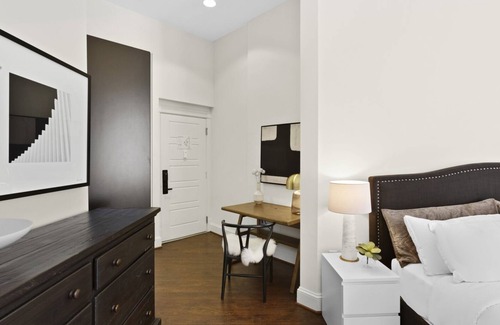 Downtown Baltimore Hotel | Historic King Studio in Prime Location