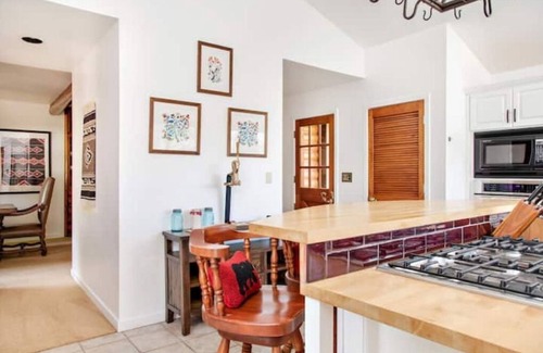 Basalt House | Historic Log Cabin Lodge near downtown Basalt, easy walk to the 2 rivers