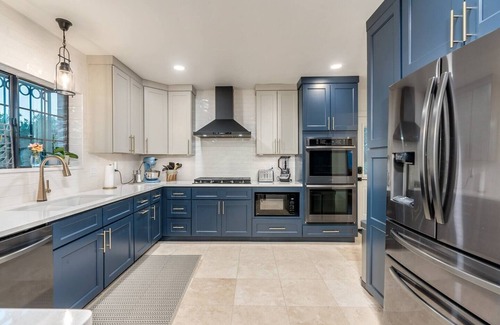 Sam Hughes House | Historic Lux Retreat | Pool, Spa + 6 En-Suite Beds