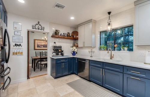 Sam Hughes House | Historic Lux Retreat | Pool, Spa + 6 En-Suite Beds