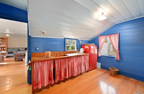 Robinsons Bay House | Historic Pavitt Cottage - Robinsons Bay Holiday Home