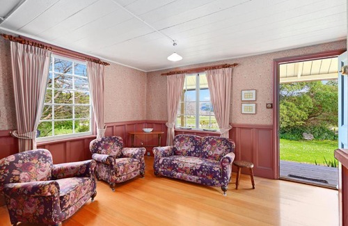 Robinsons Bay House | Historic Pavitt Cottage - Robinsons Bay Holiday Home