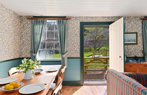 Robinsons Bay House | Historic Pavitt Cottage - Robinsons Bay Holiday Home