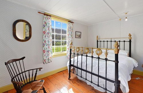 Robinsons Bay House | Historic Pavitt Cottage - Robinsons Bay Holiday Home