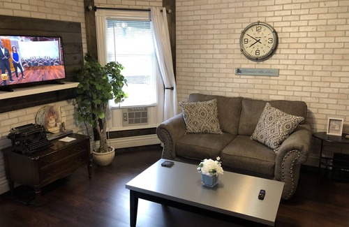 Port Huron Apartment | Historic Queen Anne . Walk to downtown, Harbor , St Clair River Walk