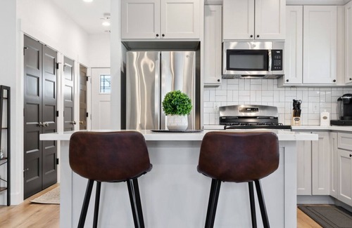 Roseville House | Historic Roseville Luxury 1:1 Home -Monthly Rental