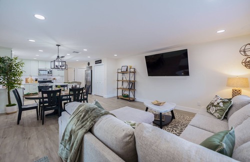 Los Cerritos House | Historic Roseville Retreat with Hot Tub