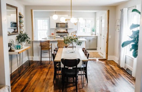 St. Charles House | Historic*Unique*Downtown*Quiet*Bright*Cheerful*Getaway